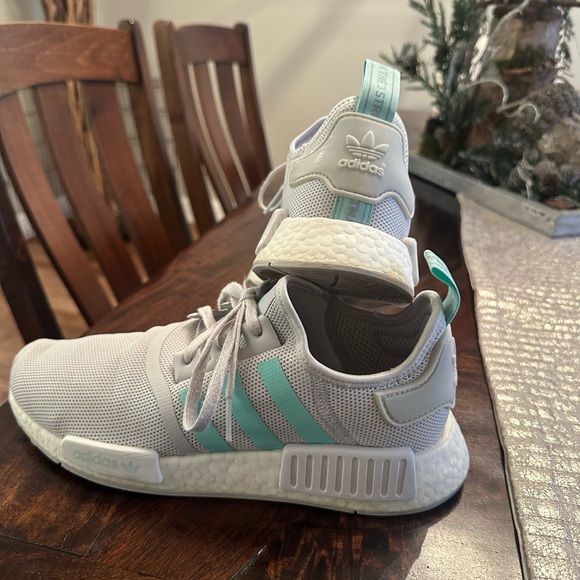 Adidas NMD R1 Women’s Size 7 - Picture 1 of 3